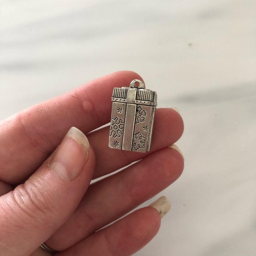Silver gift pendant with angel inside